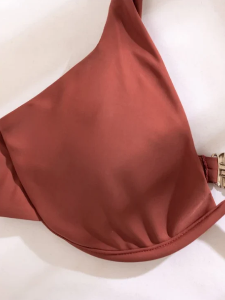 Top de bikini con ballena