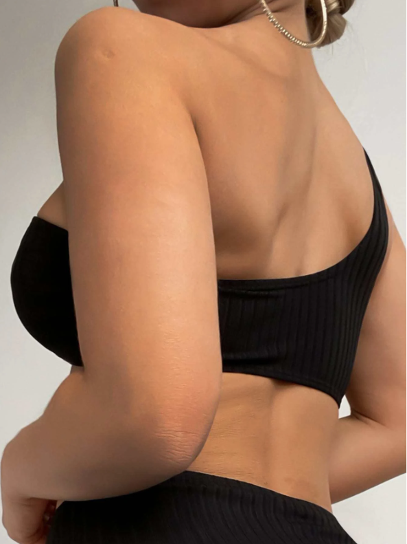 Top bikini con textura corte V de un hombro