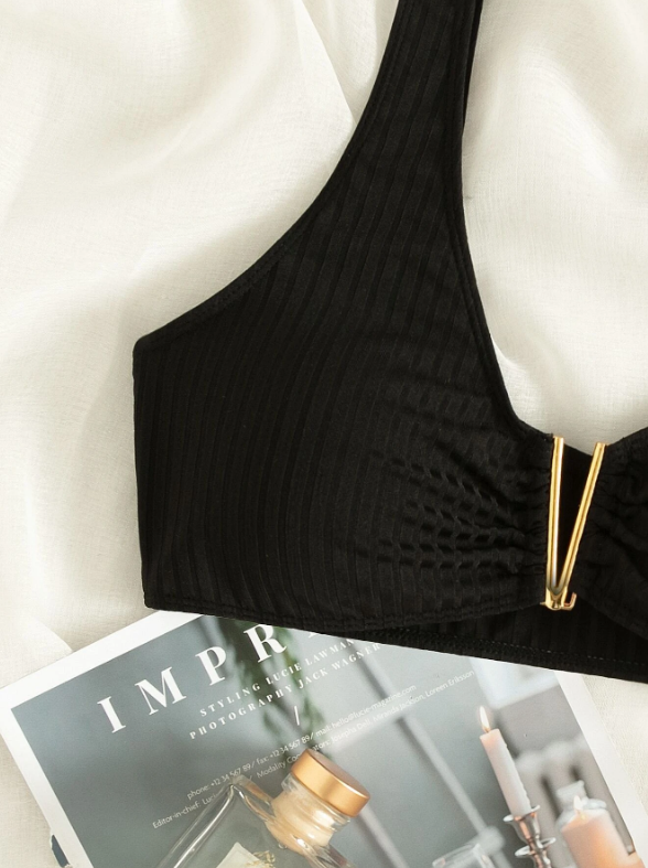 Top bikini con textura corte V de un hombro